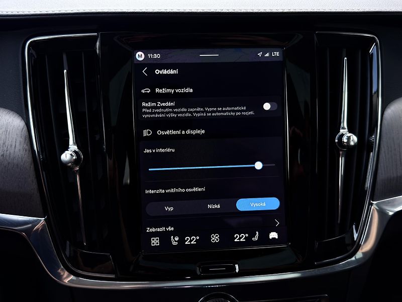 Volvo V90 T8 AWD ULTRA DARK + zimní kola - fotka 40 z 53
