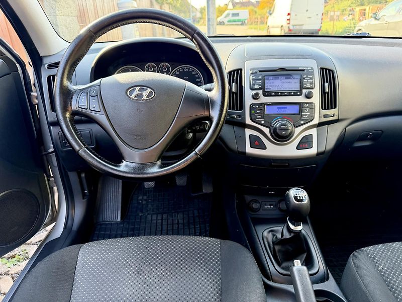 Hyundai i30 (2011) 1.6 CRDi AUTOMATICKÁ KLIMA - fotka 10 z 16