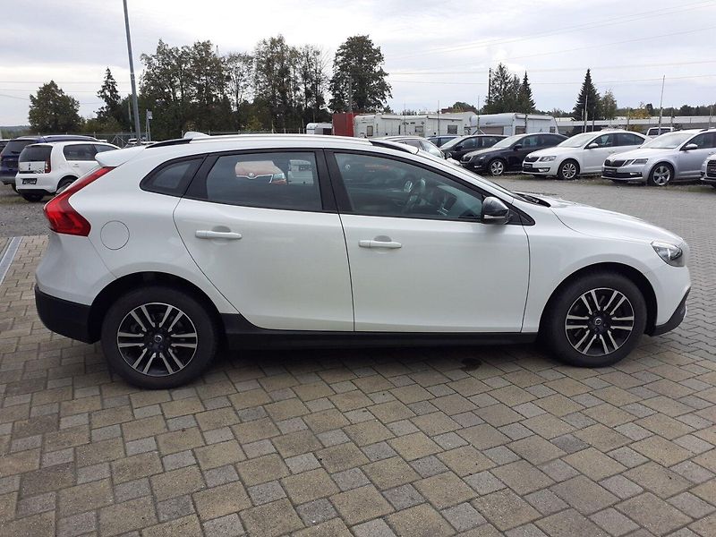 Volvo V40 (2018) 2.0 D CROSS COUNTRY - fotka 3 z 32