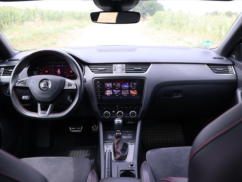 Škoda Octavia 2,0 TDI RS 4x4 DSG Virtual LED - fotka 18 z 26