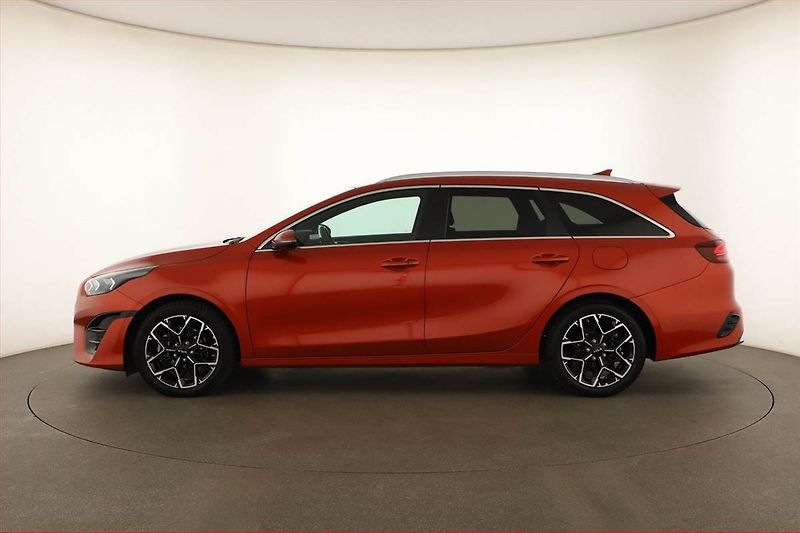 Kia Ceed (2023) GT Line 1.6 CRDi MHEV - fotka 3 z 20