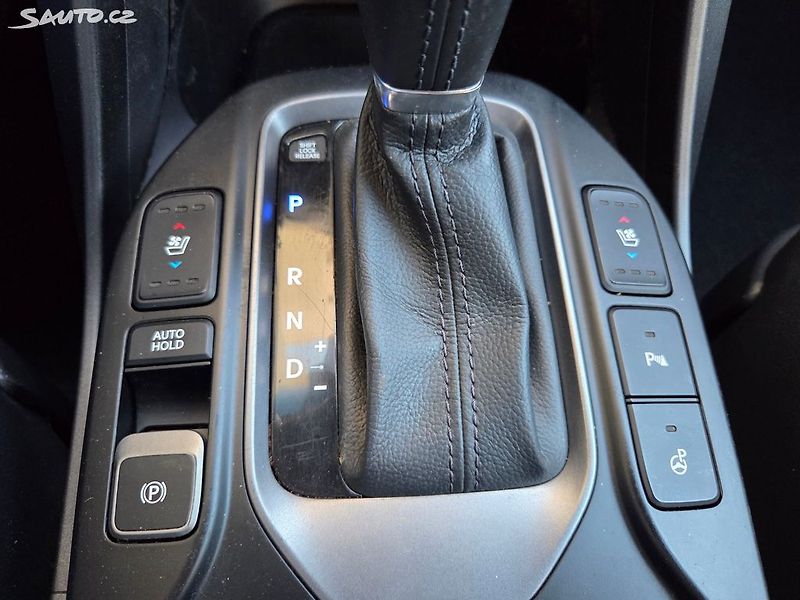 Hyundai Santa Fe (2014) 2.2 CRDI Aut 4x4 Max Výbava - fotka 28 z 33