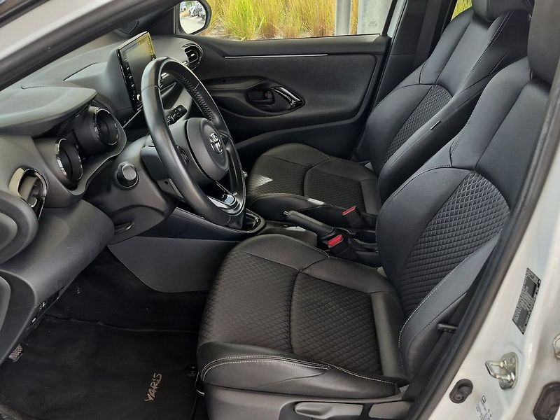 Toyota Yaris Selection Style 1.5 VVT-i 92kW - fotka 11 z 25