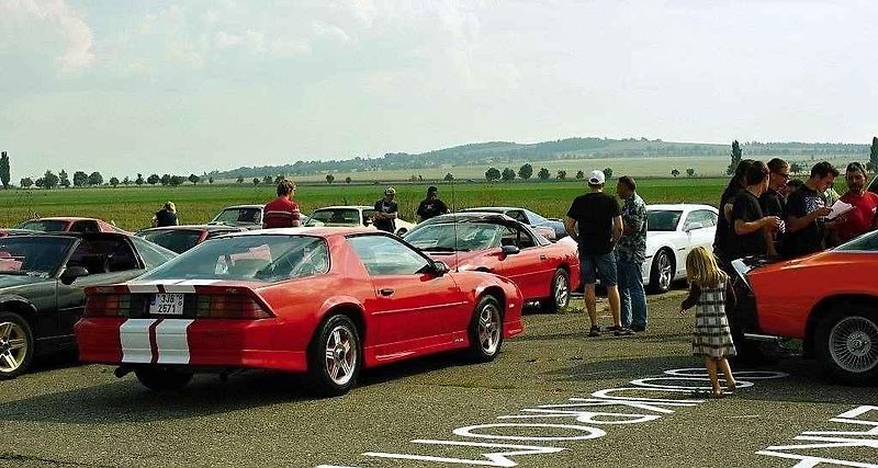 Sraz amerických vozů Chevrolet Camaro a Pontiac Firebird v Kolíně.
