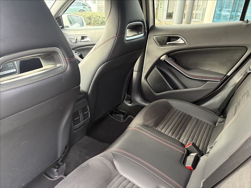 Mercedes-Benz GLA 2,0 220 4M,AMG,CZ,1.majitel - fotka 11 z 17