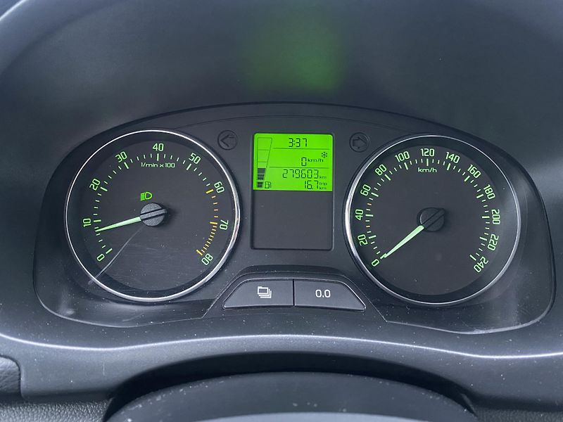 Škoda Roomster (2014) 1.2TSi MODEL NOIRE - fotka 31 z 65