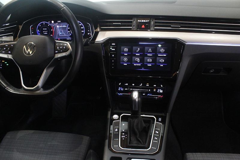 Volkswagen Passat (2021) 2.0TDI DSG Info display Matrix - fotka 31 z 43