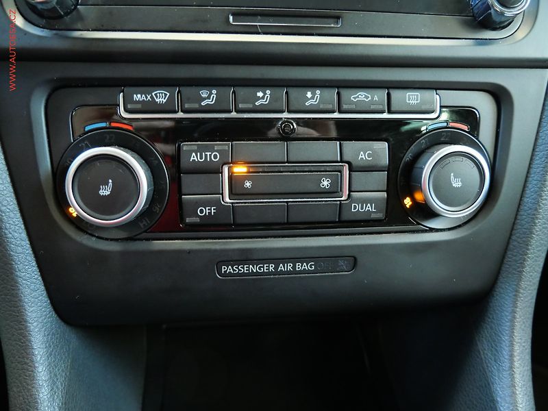 Volkswagen Golf (2011) 1.6 TDi, AC, park.asist - fotka 16 z 17