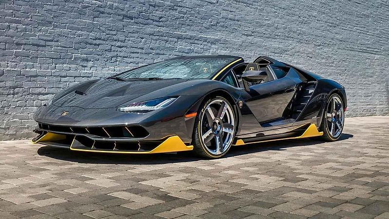 Rozbalování vzácného supersportu Lamborghini Centenario Roadster.