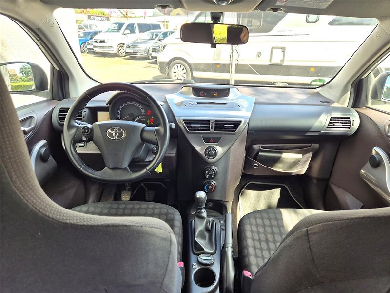 Toyota iQ 1,0 i 50Kw Klima Webasto ALU - fotka 21 z 26