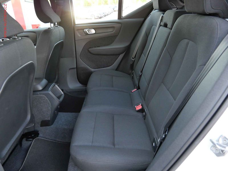 Volvo XC40 (2021) 1.5T, 1.maj,ČR, Momentum, AT - fotka 10 z 28