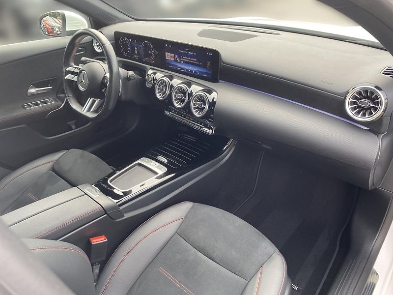 Mercedes-Benz Třídy A A 250e AMG - fotka 18 z 26
