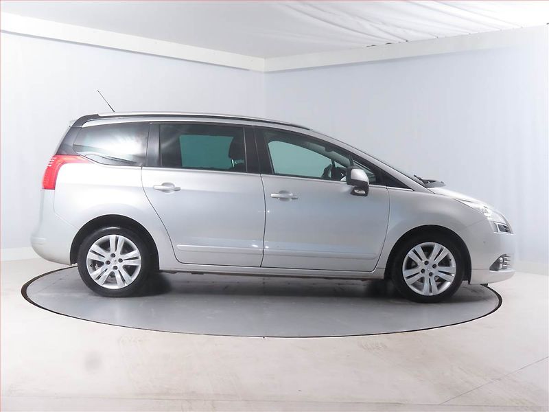 Peugeot 5008 (2011) 1.6 HDi, Navi, Tempomat - fotka 6 z 14