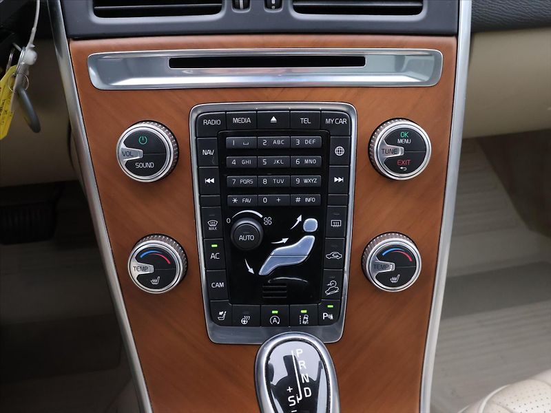 Volvo XC60 2,4 D5 169kW CZ Inscription - fotka 20 z 30