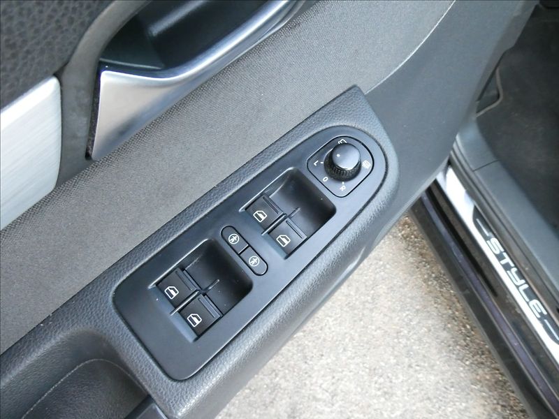 Volkswagen Sharan 2,0 TDi DSG STYLE serviska - fotka 34 z 48