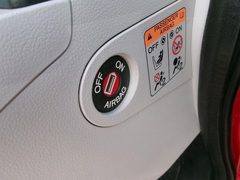 Honda CR-Z (2011) 1,5i VTEC HYBRID AC ALU - fotka 16 z 25