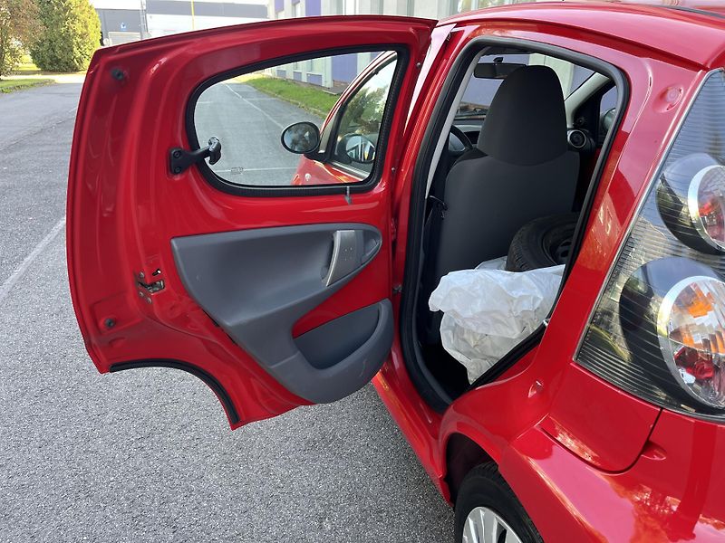 Citroën C1 1,0 VVTi 57 tkm /pneu/ servo - fotka 14 z 27