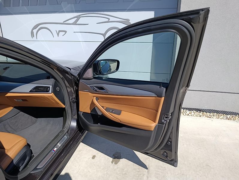 BMW Řada 5 540d xDRIVE MSPORT PANO DPH - fotka 31 z 34