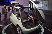 Na řadě míst je znát příklon ke zmenšení rozměrů aut. Toto je výrobek znakčy Microlino
