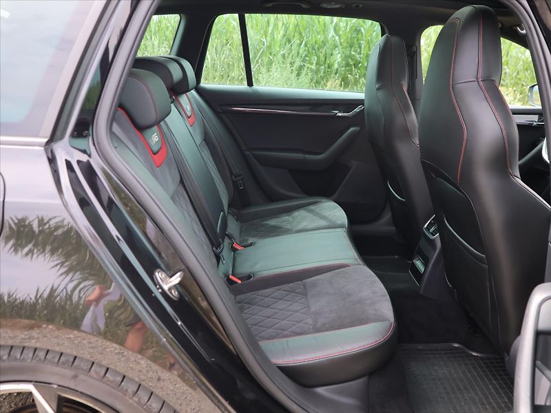 Škoda Octavia 2,0 TDI RS 4x4 DSG Virtual LED - fotka 10 z 26