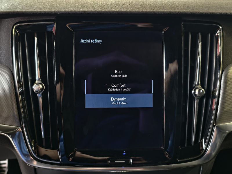 Volvo V90 2.0 D4 140kW A/T R-DESIGN, DPH - fotka 17 z 25