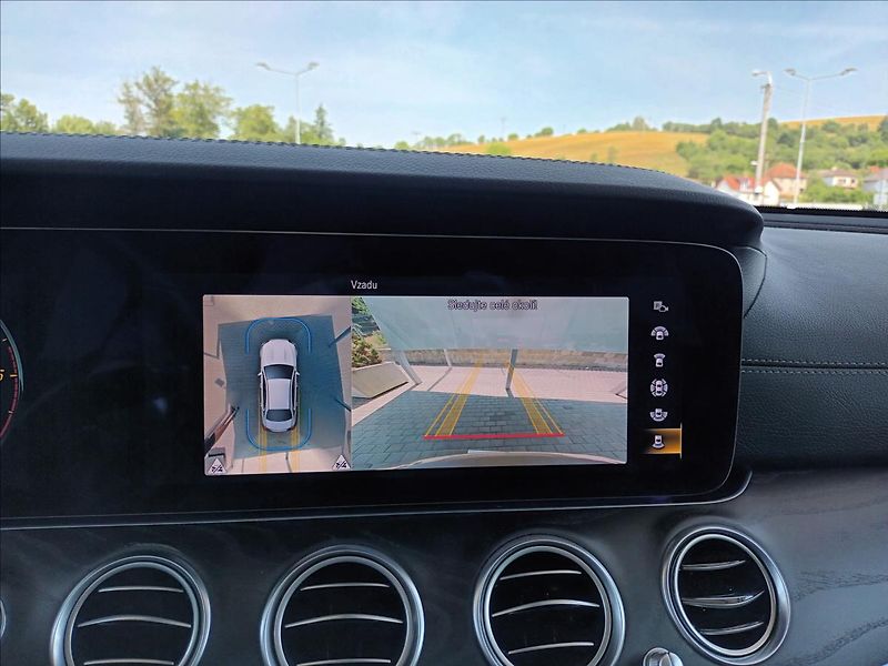 Mercedes-Benz Třídy E 2,0 220d,AMG,4MATIC,PANO,9G - fotka 32 z 33