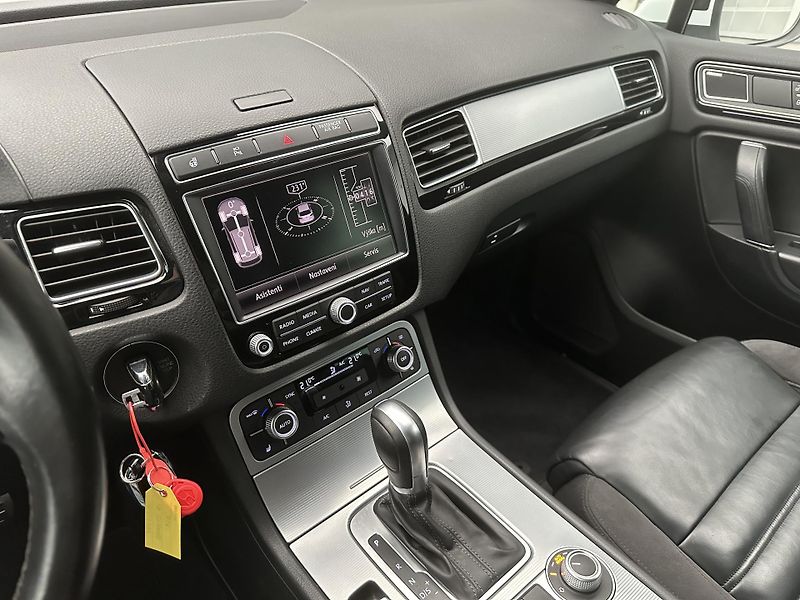 Volkswagen Touareg 3,0 TDI V6 193kW R-Line CZ - fotka 20 z 29