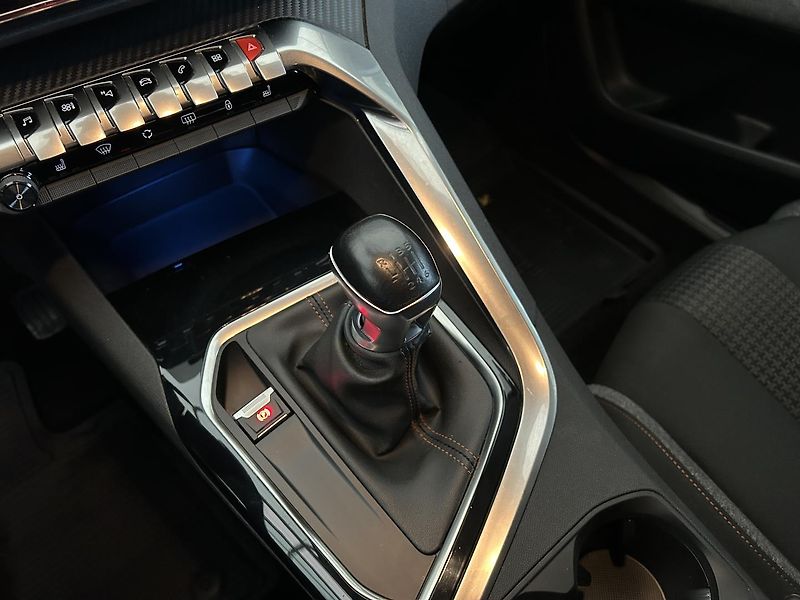 Peugeot 3008 1.2 T ACTIVE - fotka 25 z 26