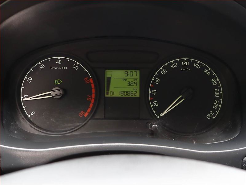 Škoda Fabia (2009) 1.2 12V, po STK, oblíbený vůz - fotka 9 z 11