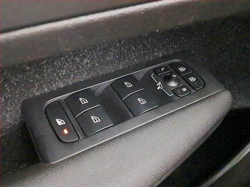 Volvo XC40 (2020) T3, Serv.kniha, Kůže, Navi - fotka 16 z 17
