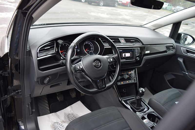 Volkswagen Touran (2017) 1.4TSI 110kw HIGHLINE BMT WEBA - fotka 23 z 51