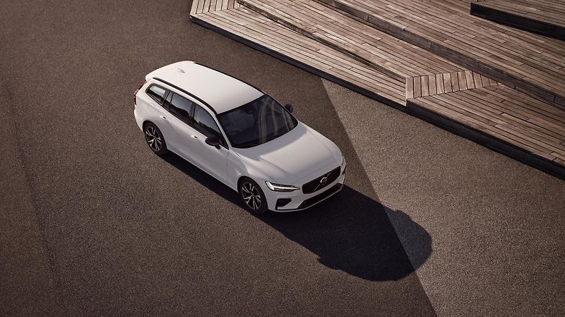 Volvo V60 (2026) B4 AUT DARK PLUS - fotka 2 z 9