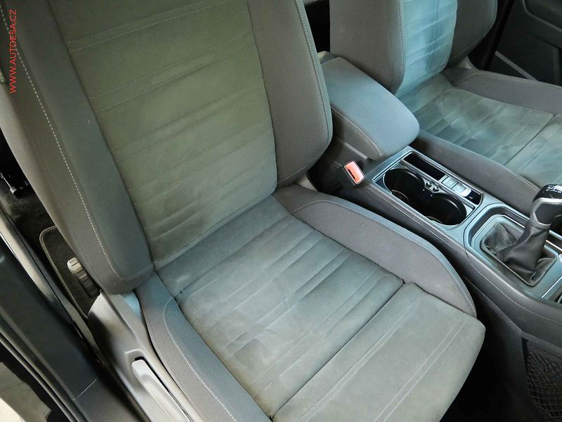 Volkswagen Touran (2022) 2.0TDi, LED, navi, kamera - fotka 11 z 22