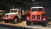 Tatra 111 ve válečné (vlevo) i poválečné verzi