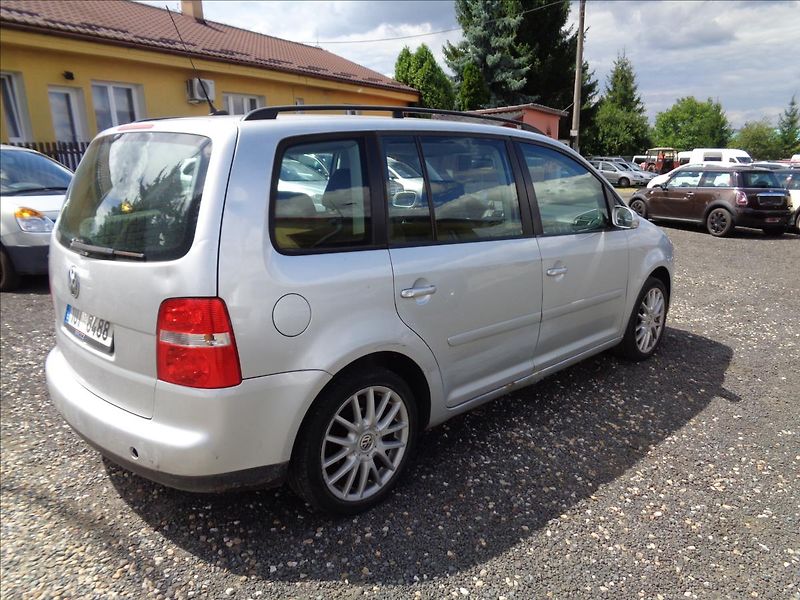 Volkswagen Touran 2,0 - fotka 7 z 25