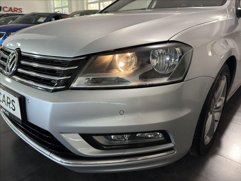 Volkswagen Passat 2,0   TDI DSG R-LINE 130kW NAV - fotka 34 z 39