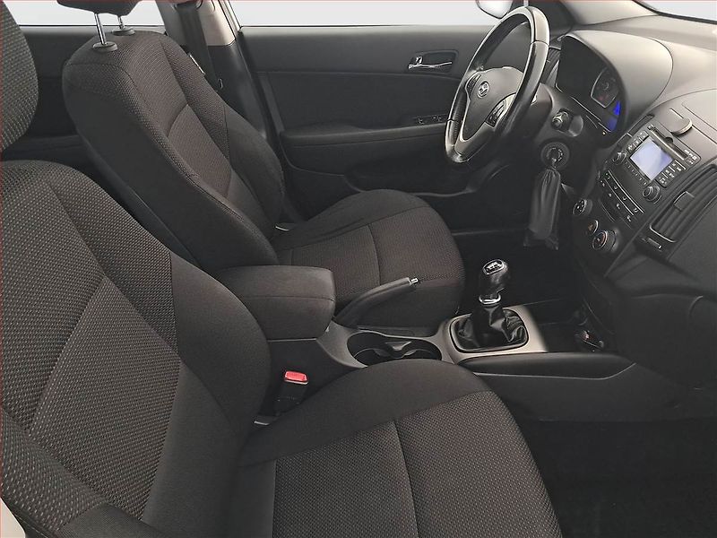 Hyundai i30 (2011) 1.4 CVVT, LPG, po STK, Tažné - fotka 9 z 16