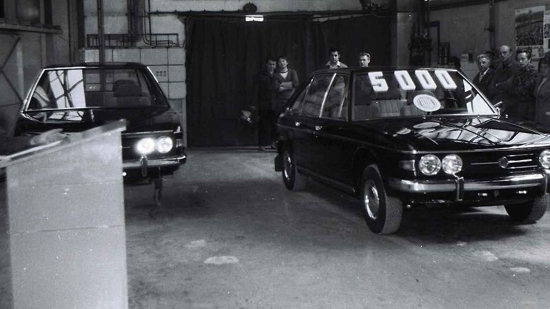 Tatra 603 před branou závodu Příbor