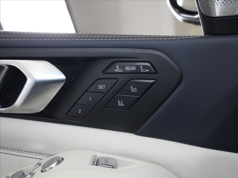 BMW X7 3,0 40xD M-paket B&W 6-míst ČR - fotka 30 z 51