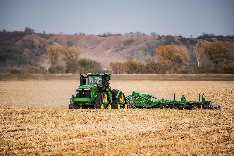 Autonomní traktor John Deere 9RX.