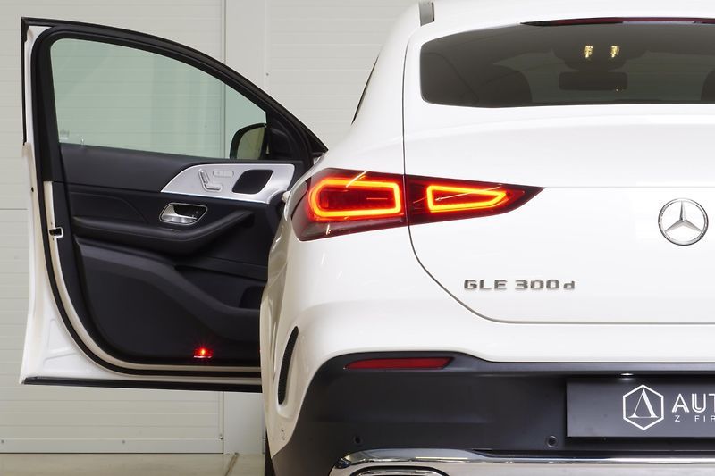 Mercedes-Benz GLE 300d,4matic,AMG,ČR,Tažné,360 - fotka 12 z 36