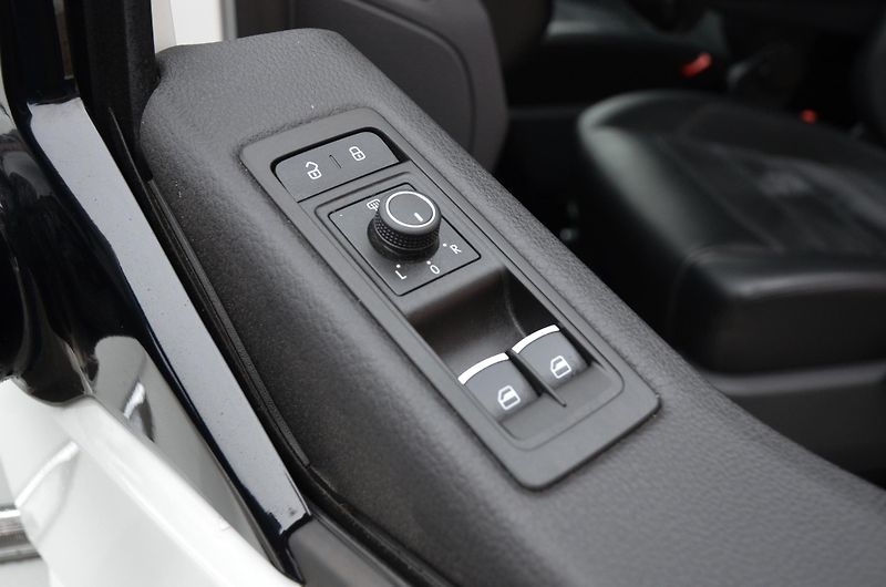 Volkswagen Multivan (2017) TDi 150kW 4x4 DSG Highline ČR - fotka 29 z 48