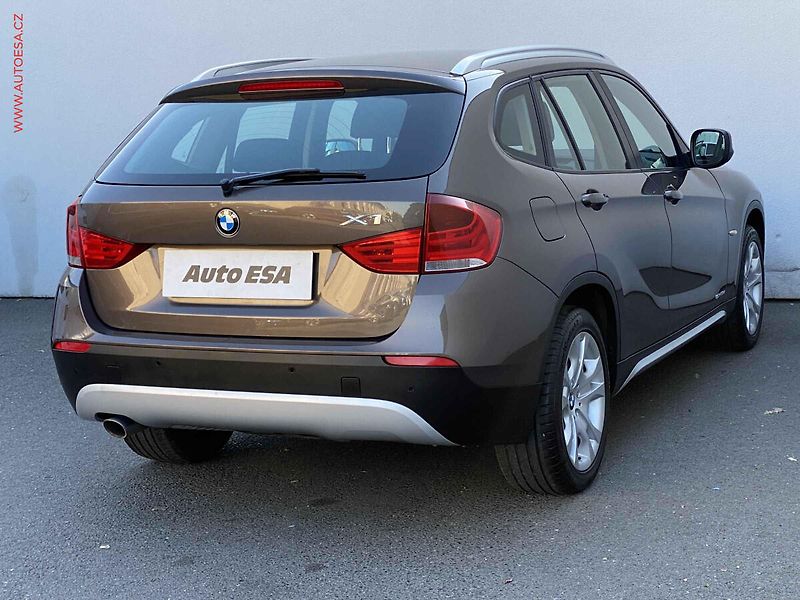 BMW X1 (2010) 2.0d sDrive18d, AC, TZ, park - fotka 4 z 15