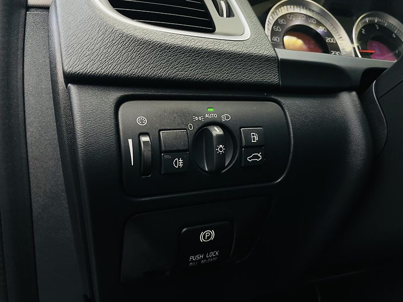 Volvo V60 2.4D5 MANUÁL VÝHŘEV SERVISKA - fotka 36 z 44