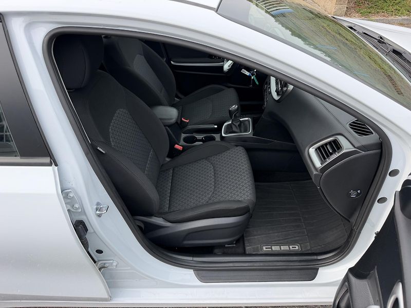Kia Ceed Kombi 1,5i 103kW  - fotka 18 z 21