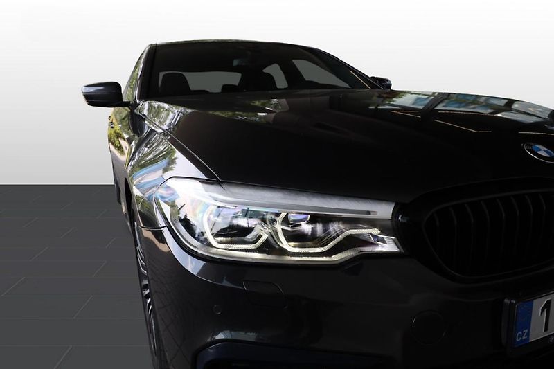 BMW Řada 5 530d xDrive Limousine - fotka 22 z 30