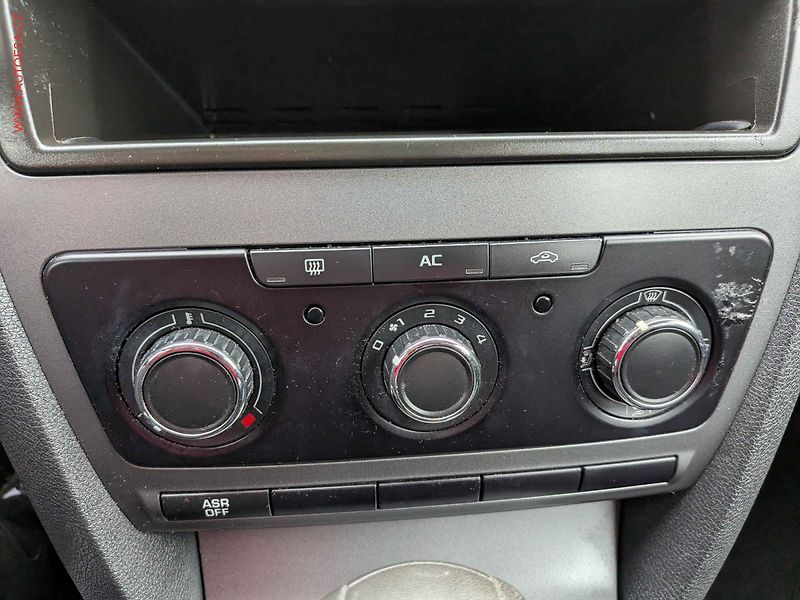 Škoda Octavia (2011) 1.6 MPi, ČR, Klima - fotka 12 z 13