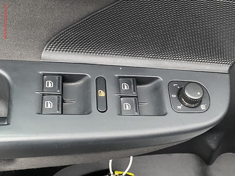 Volkswagen Golf (2012) 1.6 TDi, Trendline, navi - fotka 11 z 18