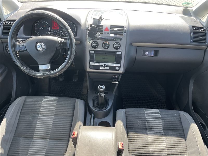 Volkswagen Touran 1,9 TDi 77kw 6rychlostí Klimat - fotka 12 z 35
