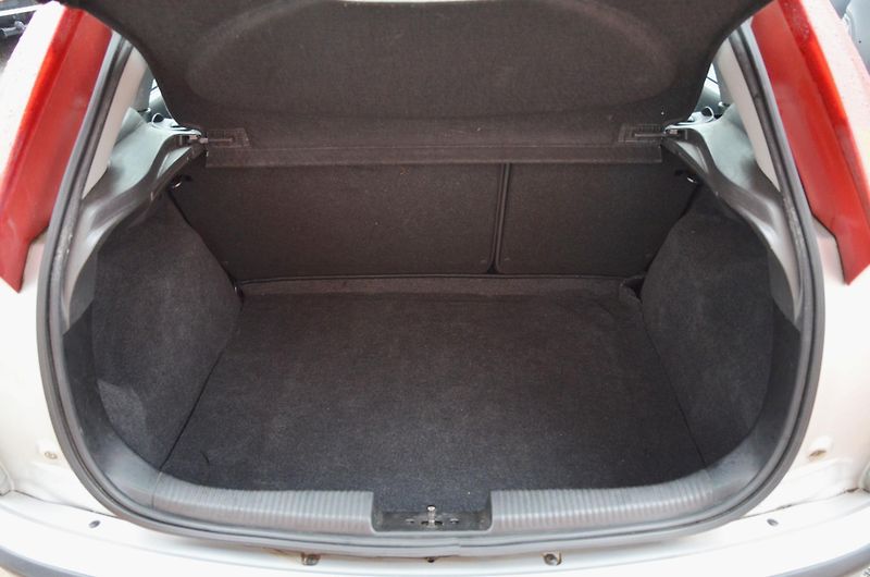 Ford Focus (2004) 1.6i Zetec 74kW / ČR / 115tkm - fotka 7 z 28